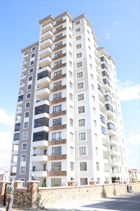 Niğde'de 9.kattan düşen işçi feci şekilde can verdi 