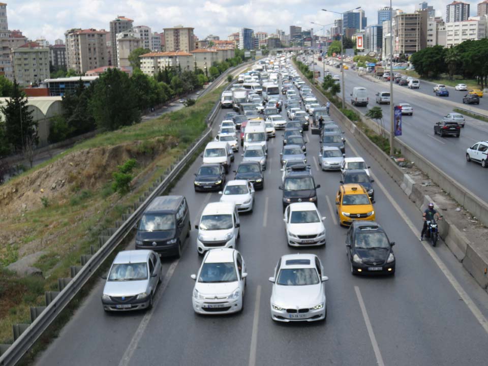 Maltepe'de intihar girişiminde bulunan kişi trafiği kilitledi!