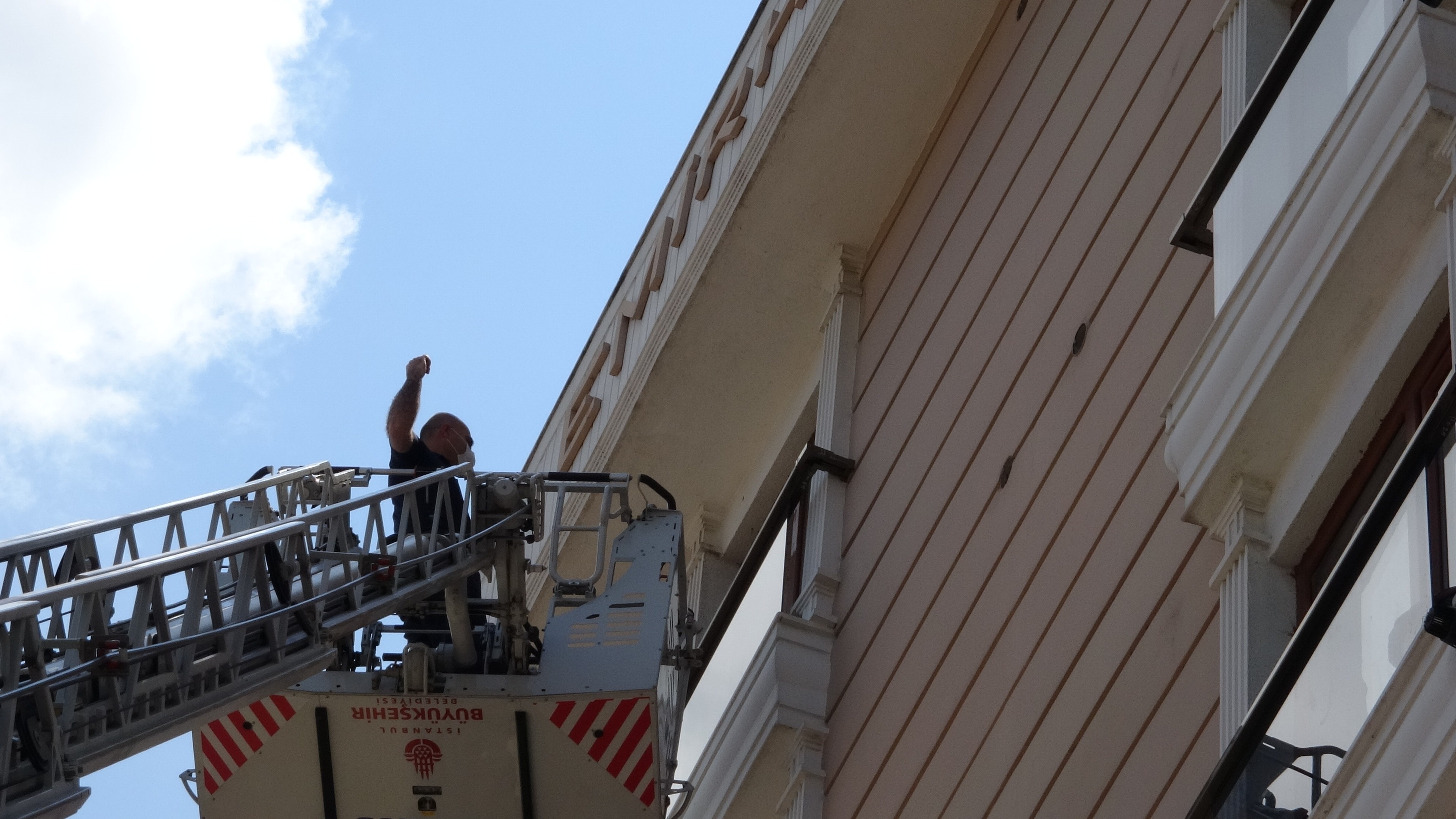 Annelerini odaya kilitleyip evden çıkan küçük çocuklar herkese panik yaşattı