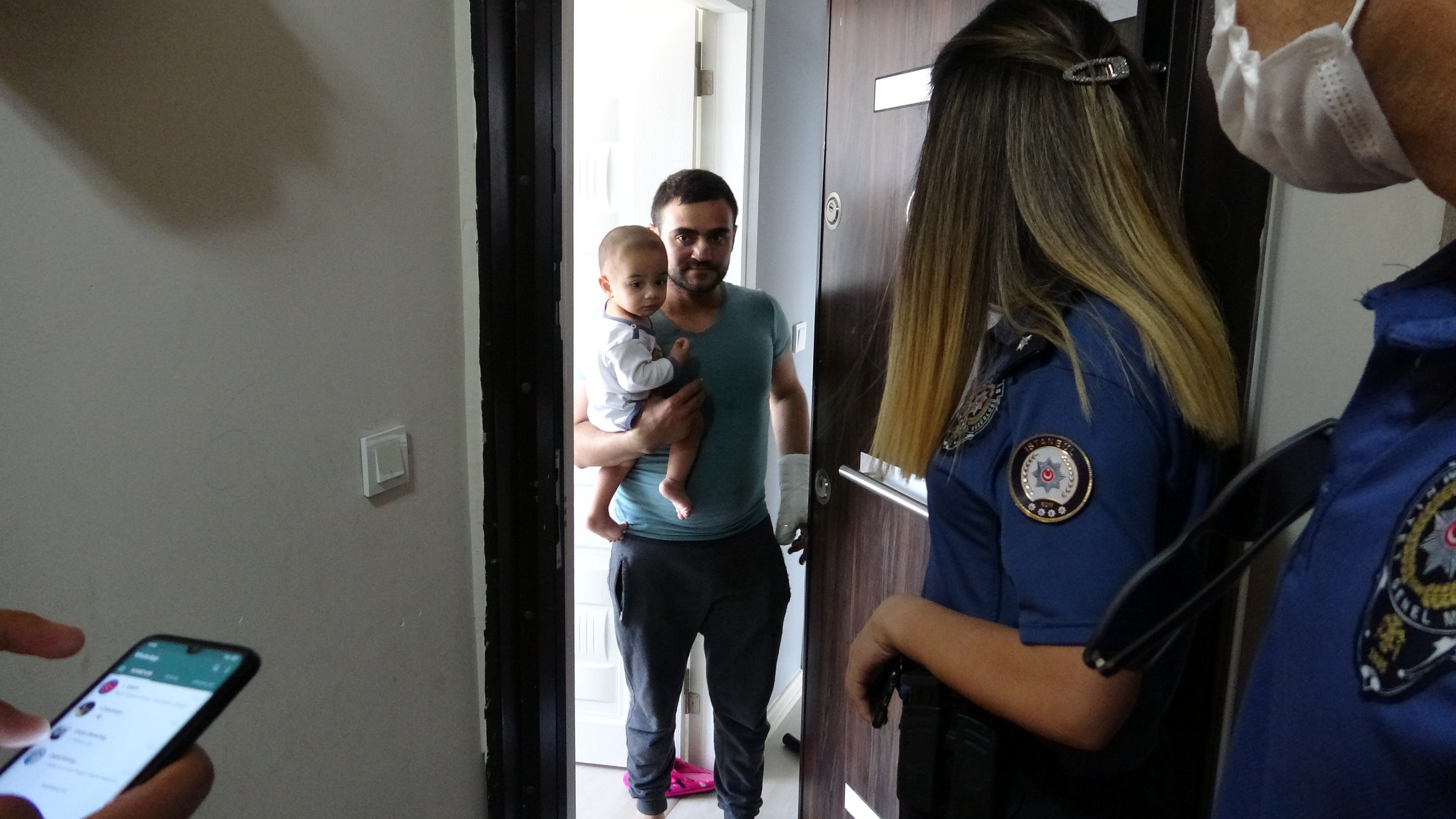 Annelerini odaya kilitleyip evden çıkan küçük çocuklar herkese panik yaşattı