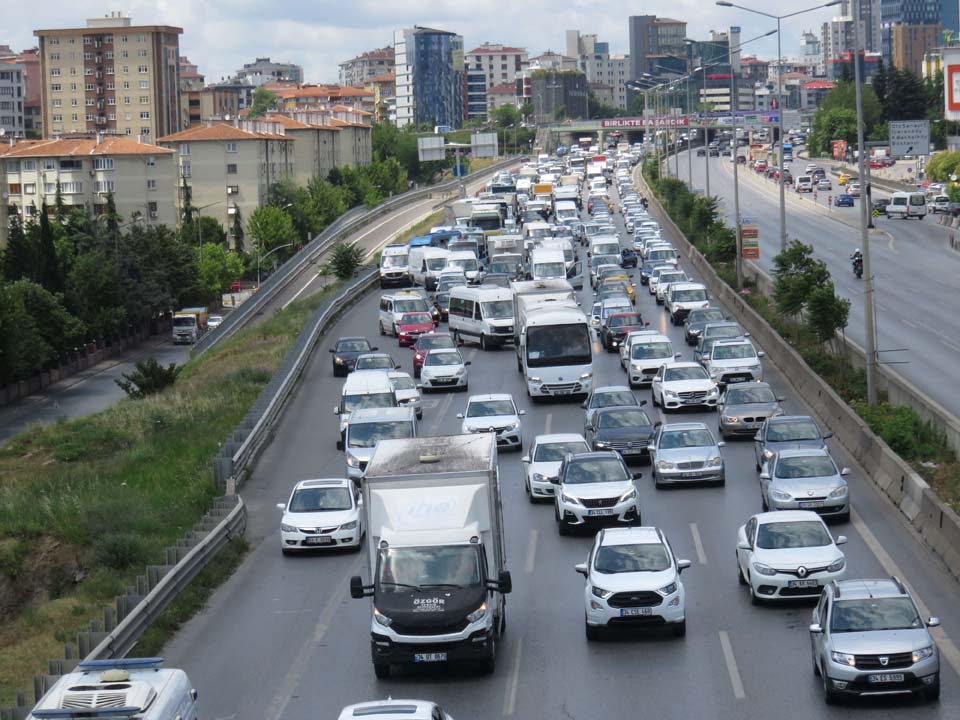 Maltepe'de intihar girişiminde bulunan kişi trafiği kilitledi!