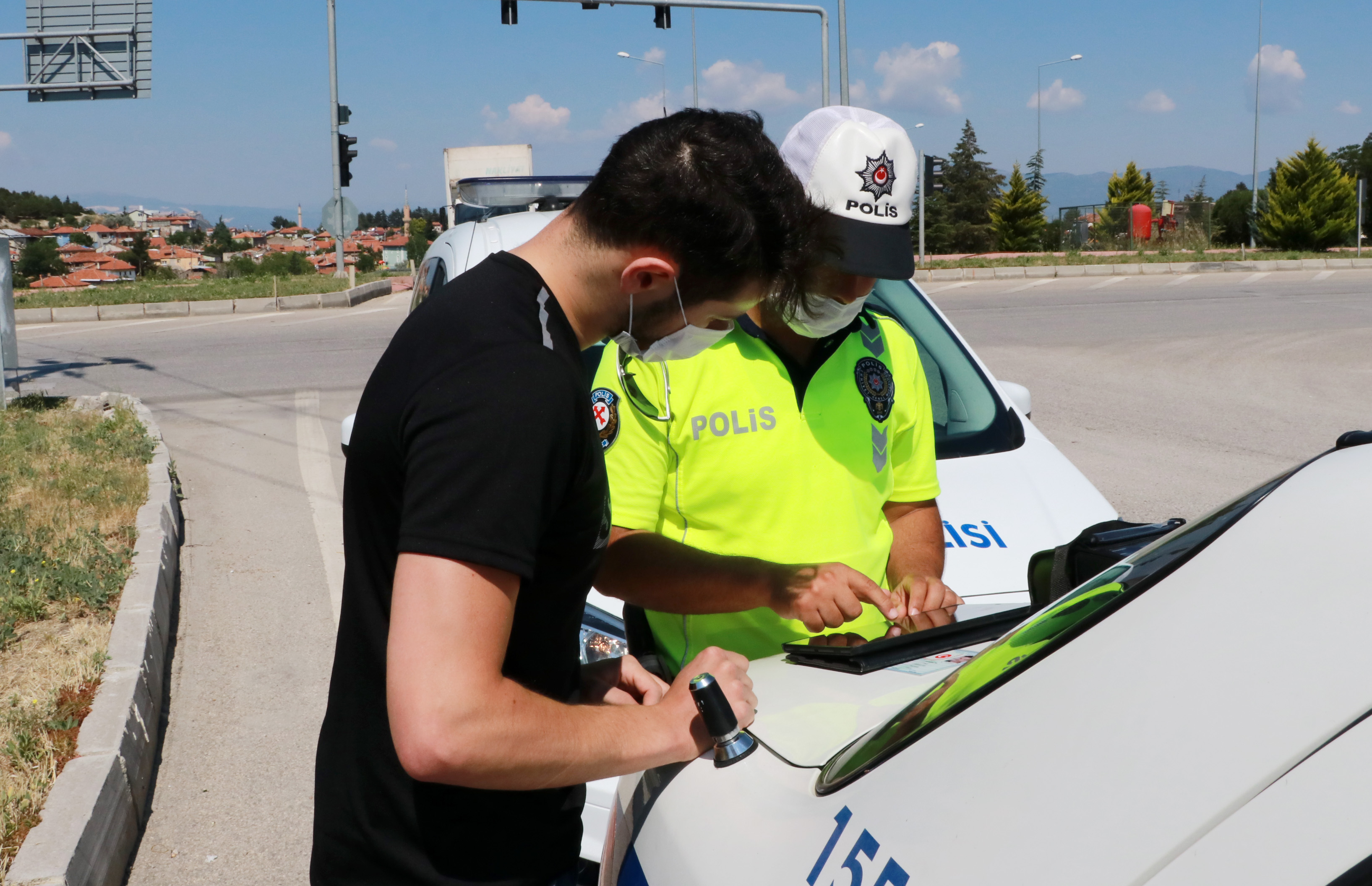 Dur ihtarına uymayan gençten ilginç savunma: ''Polisin el salladığını düşündüm''
