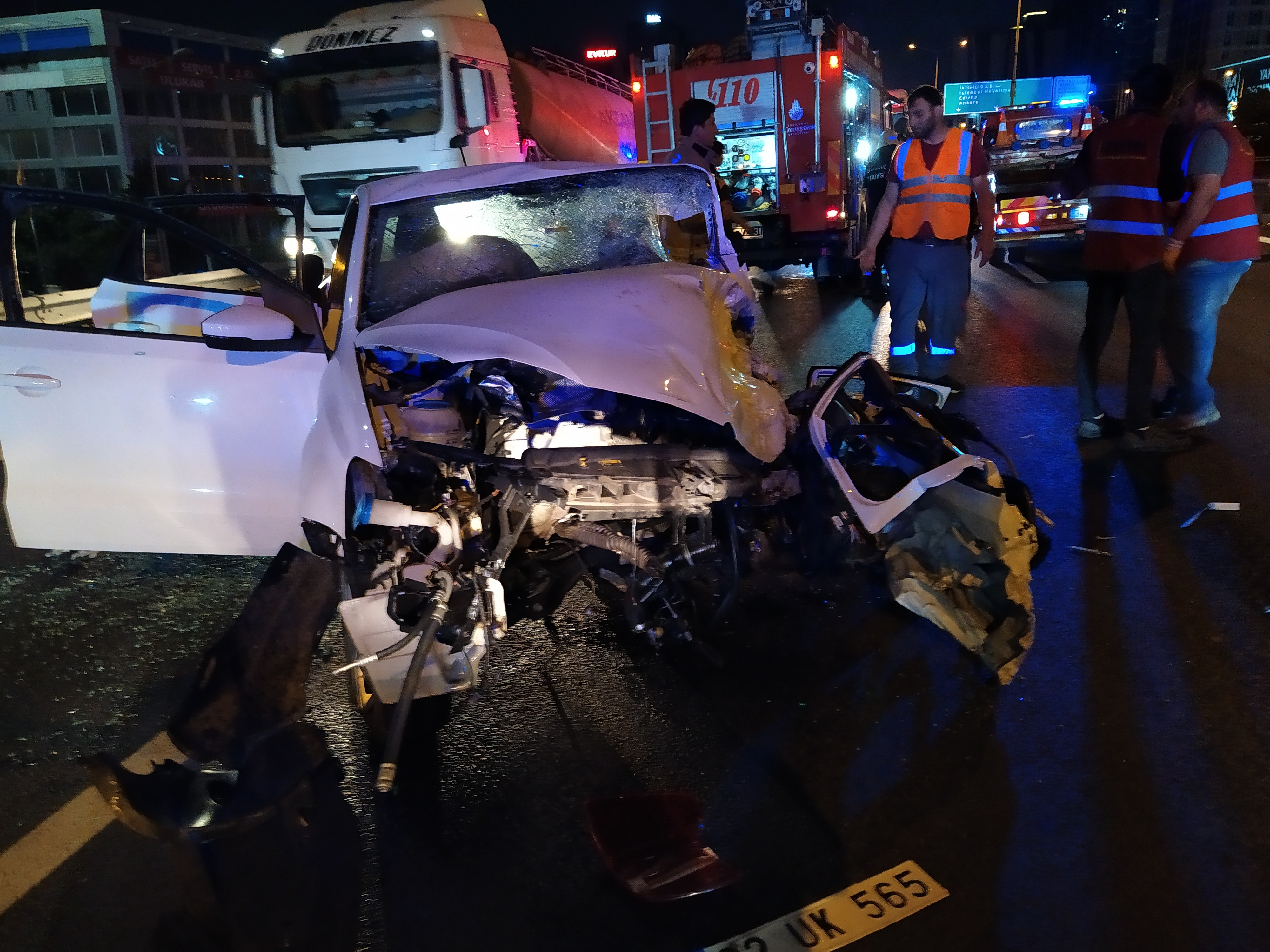 Küçükçekmece'de feci kaza: 1ölü ,2 yaralı 