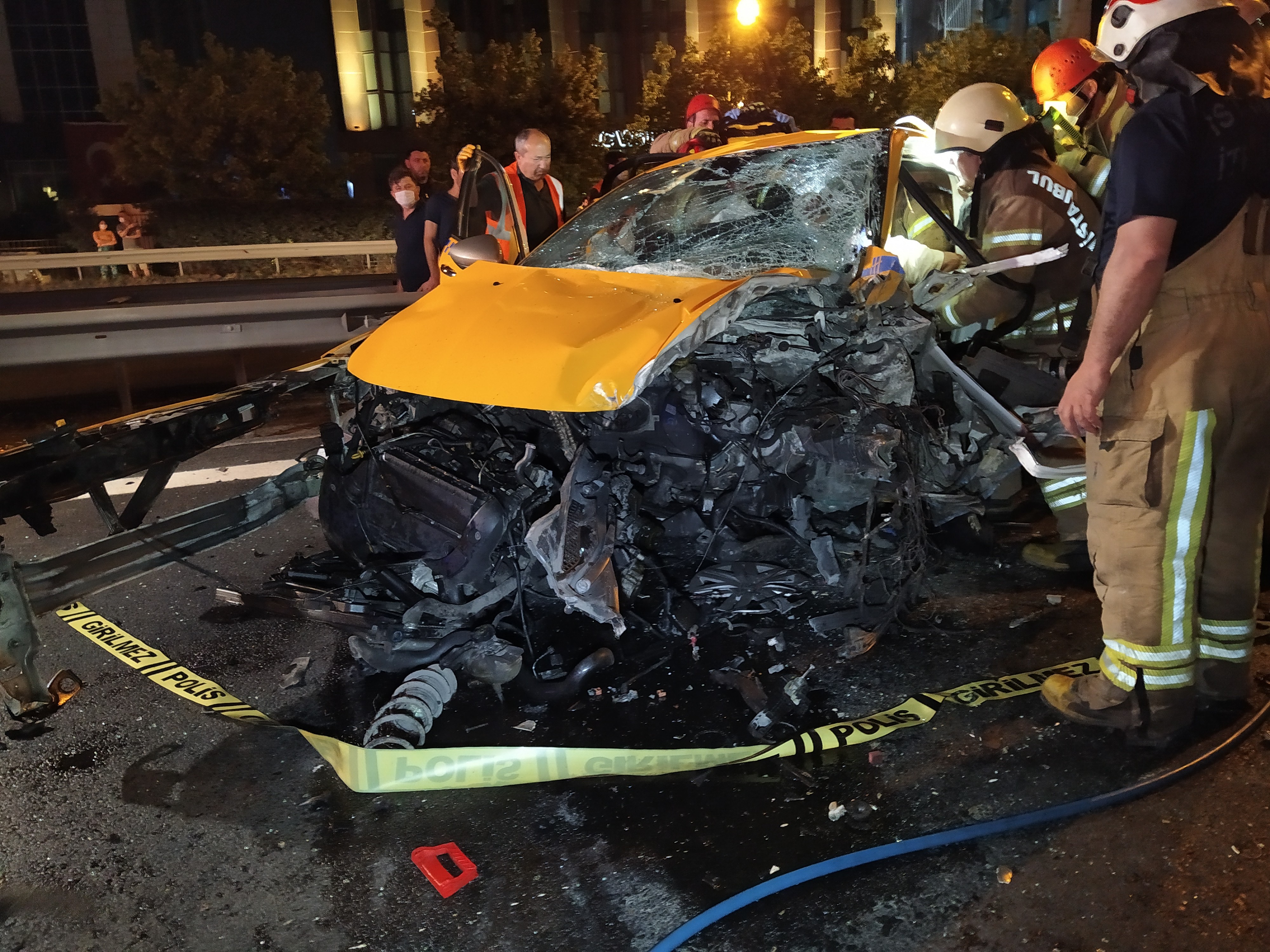 Küçükçekmece'de feci kaza: 1ölü ,2 yaralı 