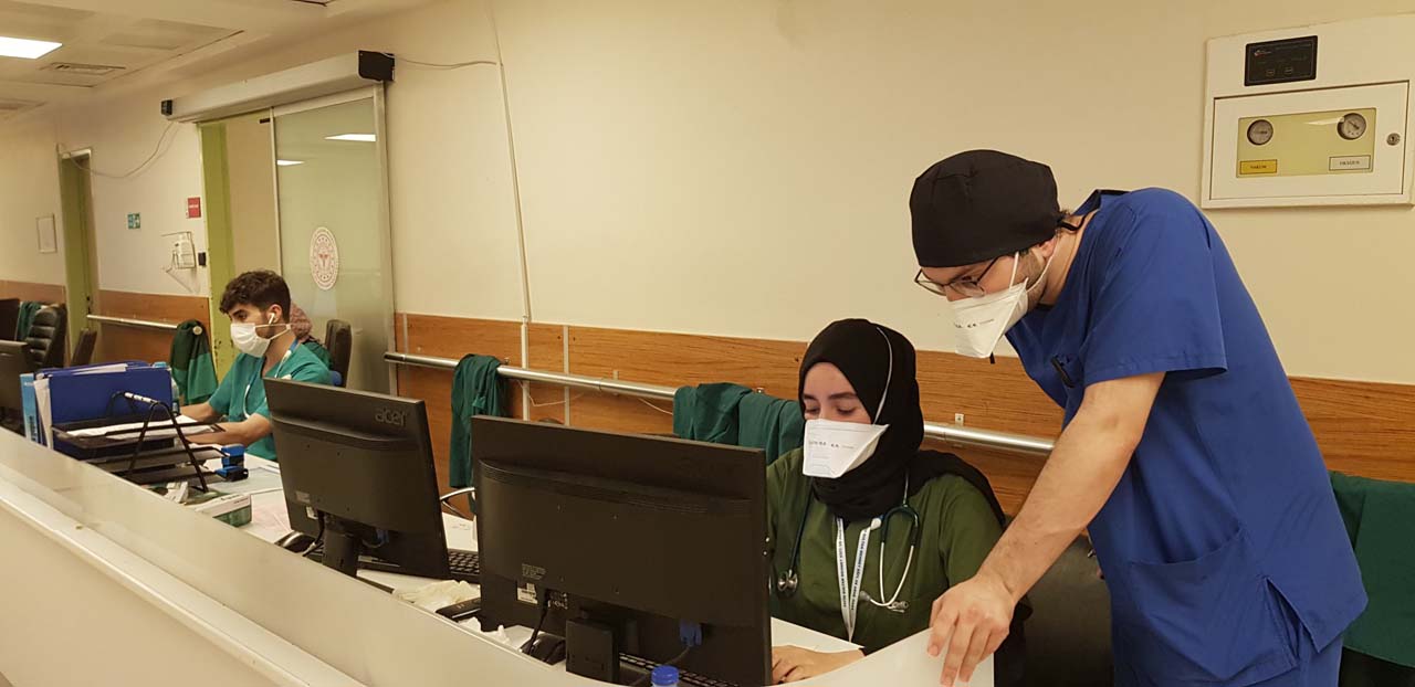 Kovid-19'u atlatan acil hekimi uyardı! “Nasılsa genciz, ayaktan atlatırız demeyelim”