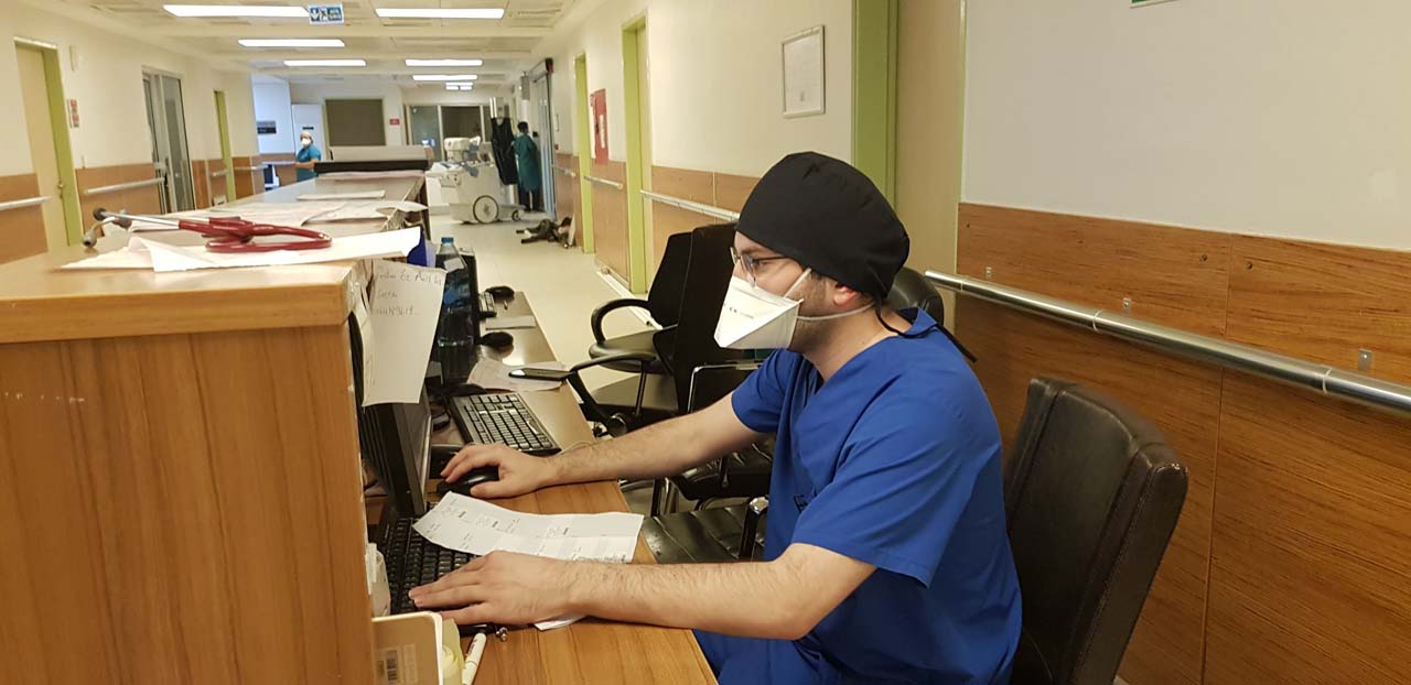 Kovid-19'u atlatan acil hekimi uyardı! “Nasılsa genciz, ayaktan atlatırız demeyelim”