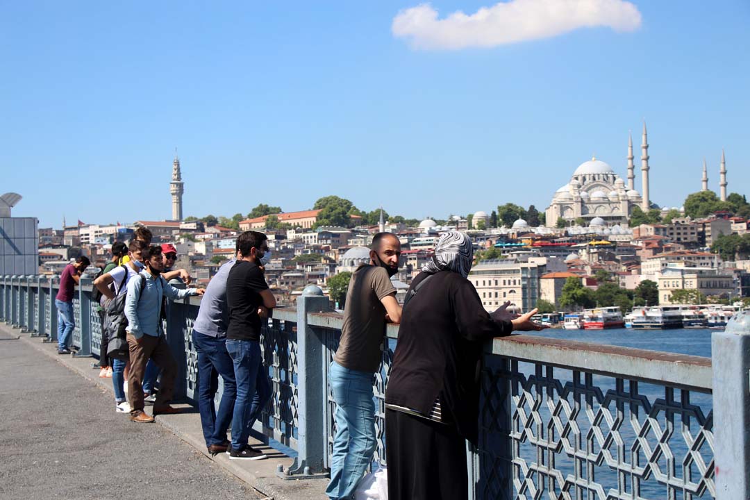 Haliç'ten çıkan cesedi sosyal mesafe kuralını hiçe sayarak izlediler!
