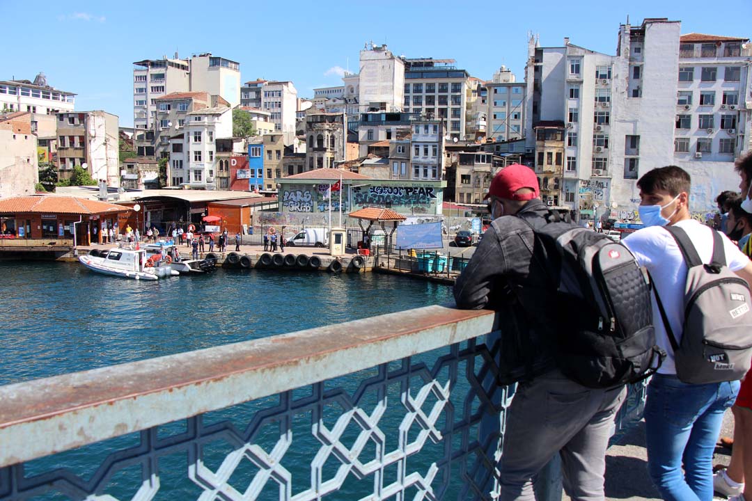 Haliç'ten çıkan cesedi sosyal mesafe kuralını hiçe sayarak izlediler!