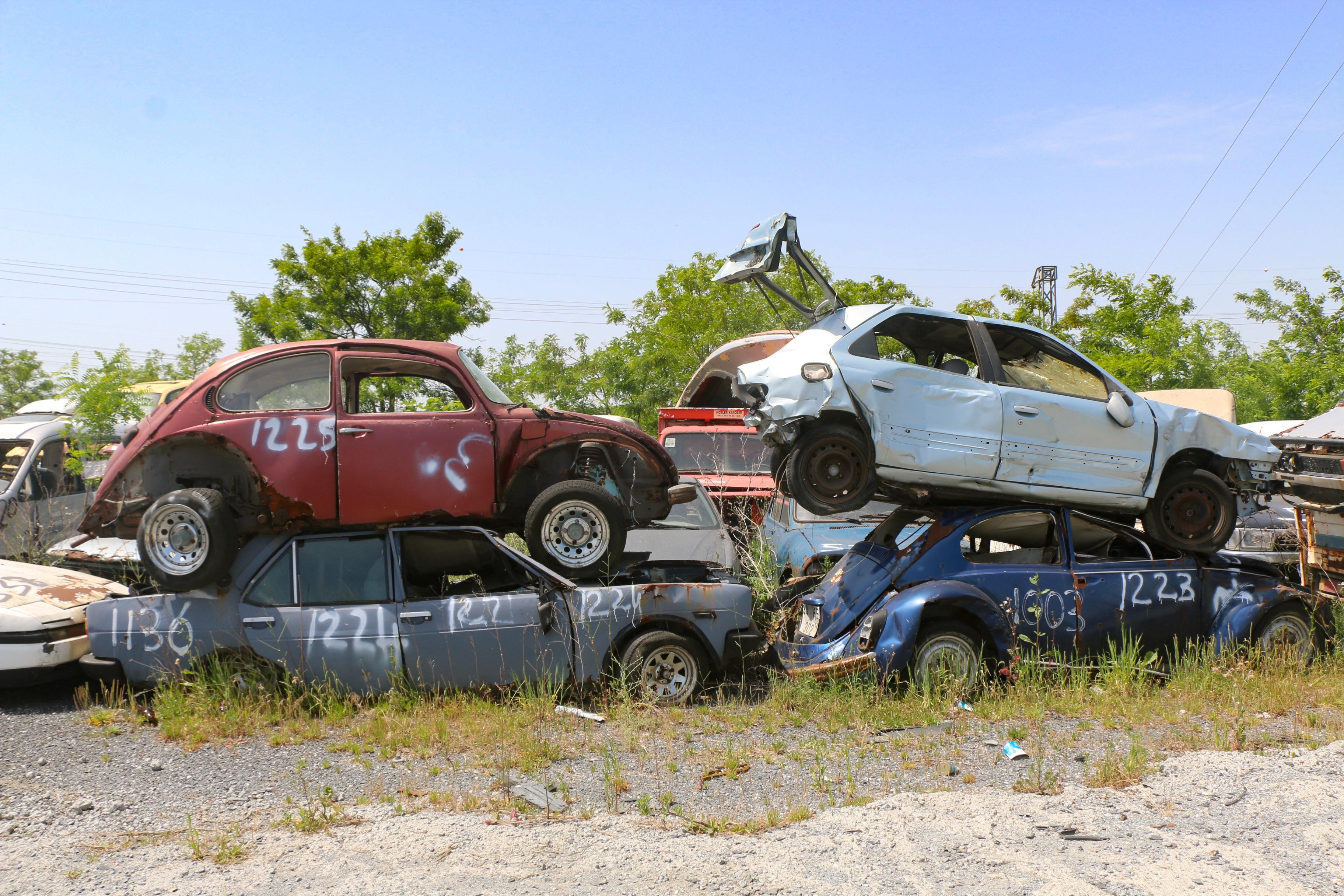 Otomobiller çürümeye terk edildi