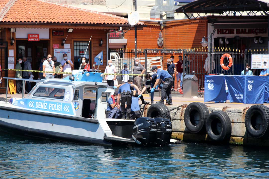 Haliç'ten çıkan cesedi sosyal mesafe kuralını hiçe sayarak izlediler!