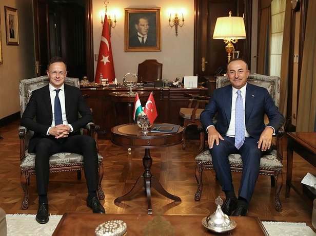 Çavuşoğlu Macron'u Önce dürüst olsunlar sonra Türkiye'yi eleştirsinler