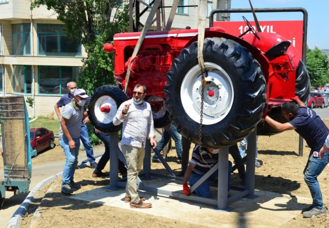 Asırlık antika traktörler meydanlara süs oldu