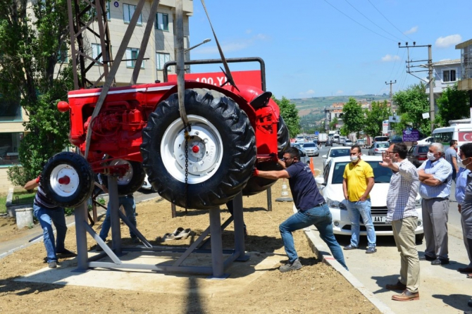 Asırlık antika traktörler meydanlara süs oldu