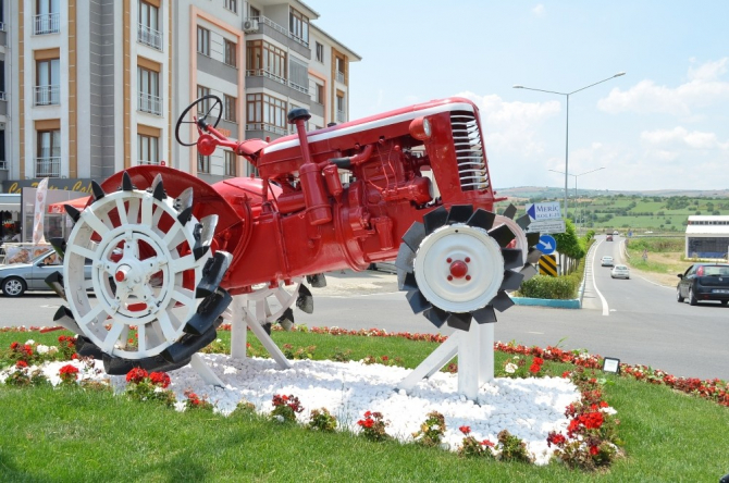 Asırlık antika traktörler meydanlara süs oldu