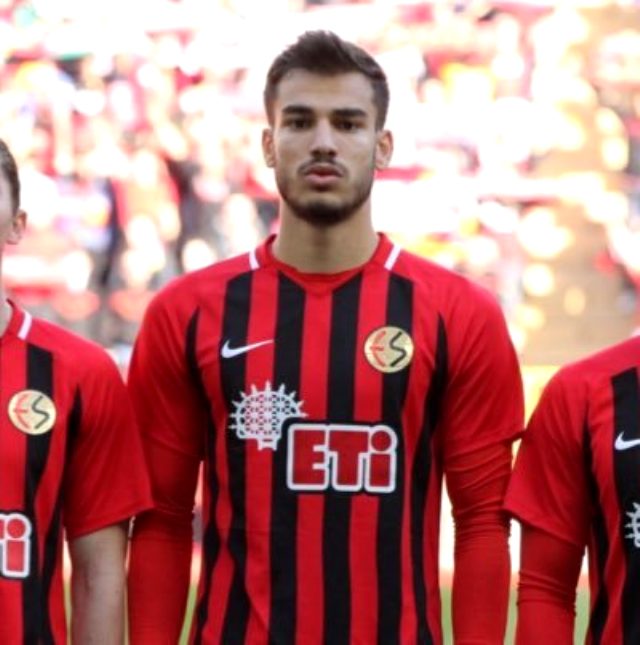 2-lig-e-dusen-eskisehirspor-un-genc-oyuncusu-13376019-2740-m.jpg