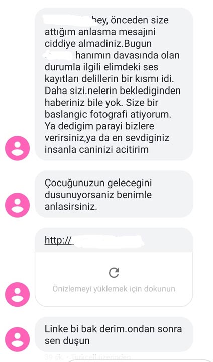 7 yaşındaki çocuklarının fotoğraflarını yetişkin sitelerinde yayımlamakla şantaj yaptı