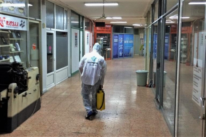 Çocuk parkları ve pasajlar özenle dezenfekte ediliyor