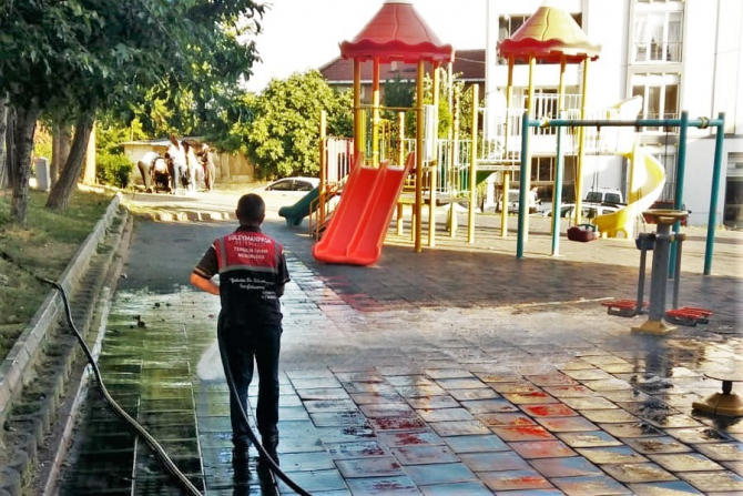 Çocuk parkları ve pasajlar özenle dezenfekte ediliyor