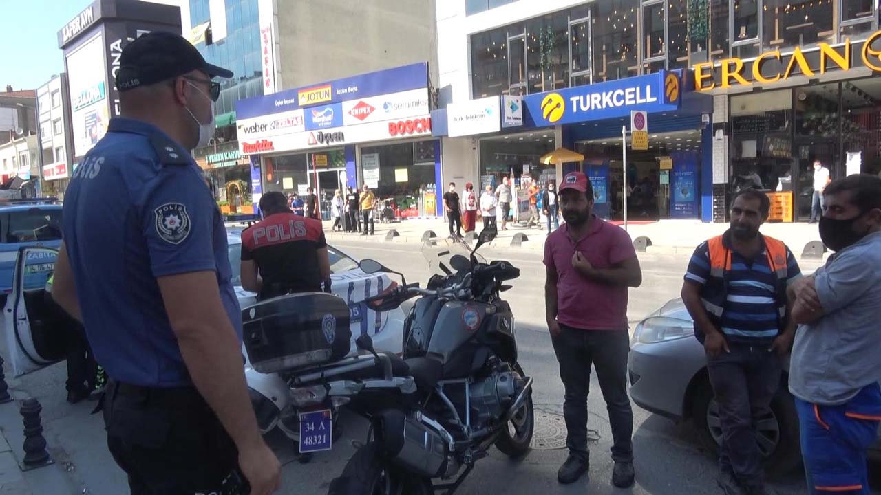 Arnavutköy'de maske cezasına tepki için kıyafetlerini çıkardı
