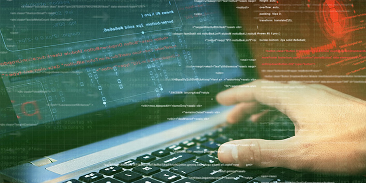 7 yaşındaki çocuklarının fotoğraflarını yetişkin sitelerinde yayımlamakla şantaj yaptı