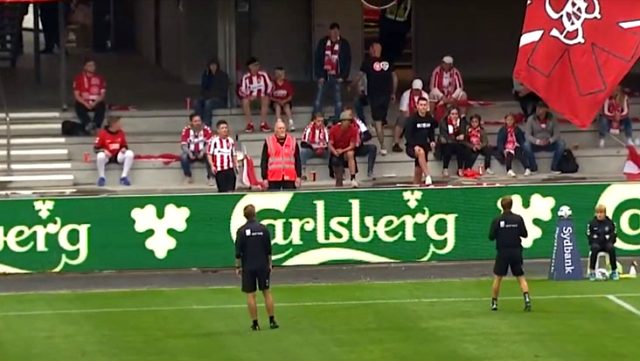 Sosyal mesafeye uymayanlar dışarı çıkarıldı!