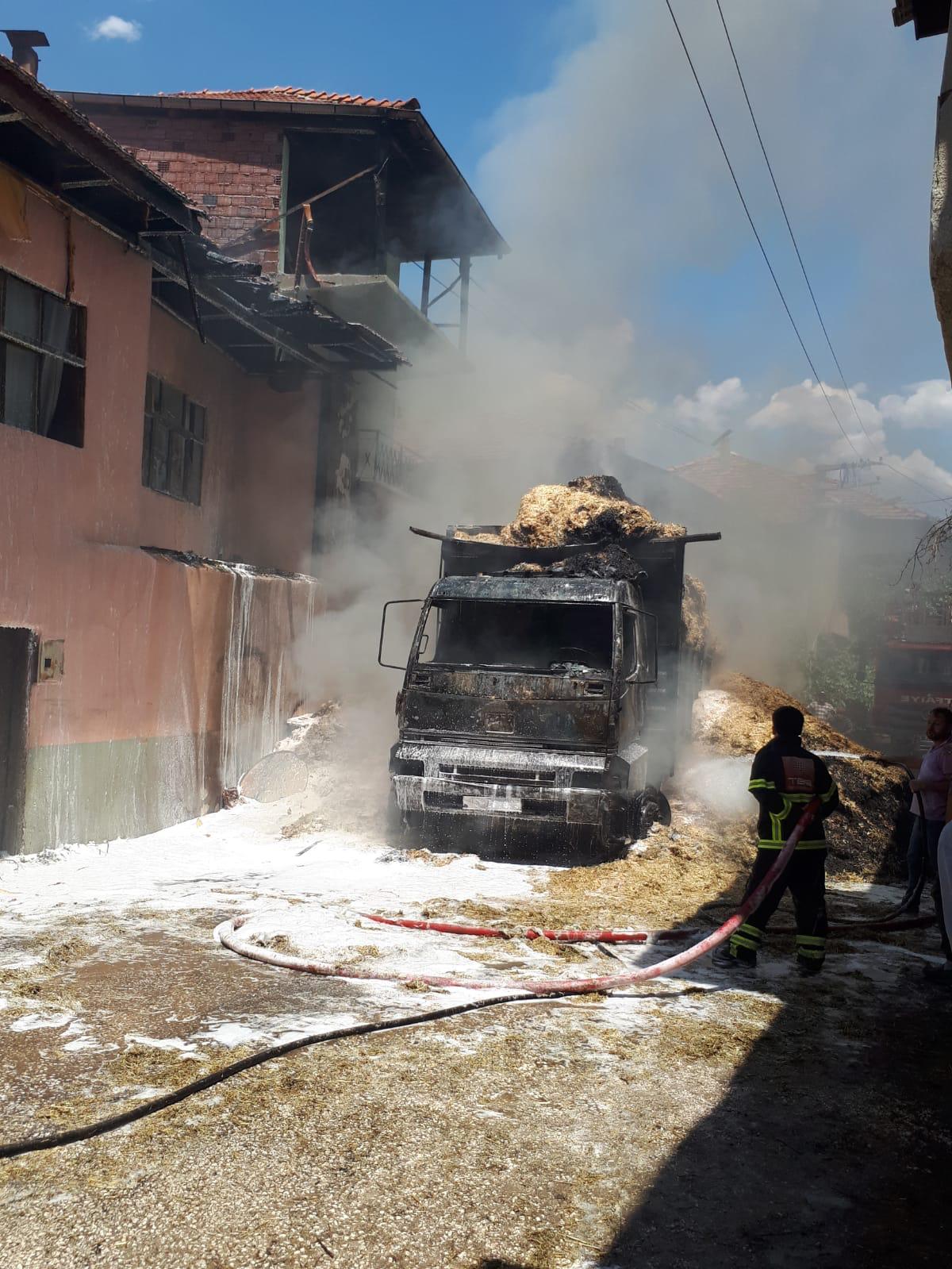 Burdur'da saman yüklü kamyon alev alev yandı!