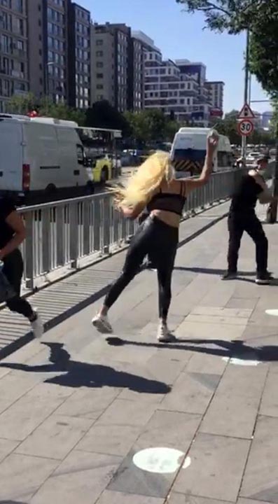 Dört kadın tartıştıkları adamı yol ortasında tekme tokat dövdü