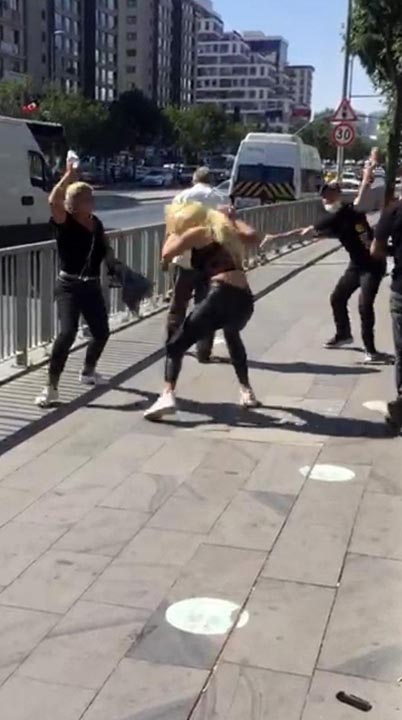 Dört kadın tartıştıkları adamı yol ortasında tekme tokat dövdü