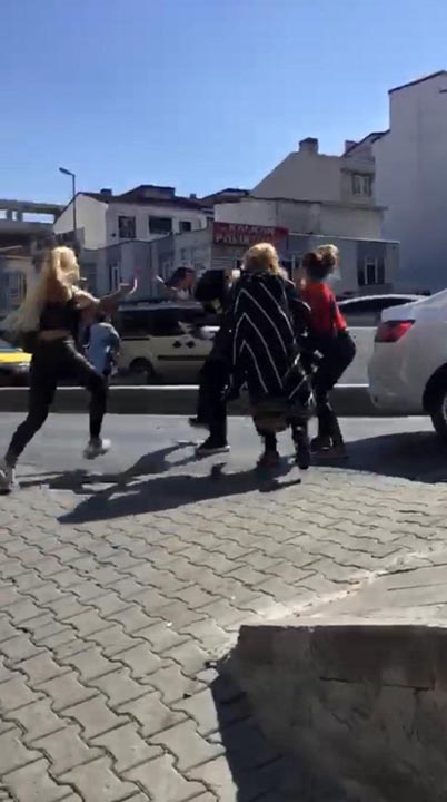 Dört kadın tartıştıkları adamı yol ortasında tekme tokat dövdü