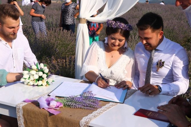 Mor tarlada evlendiler