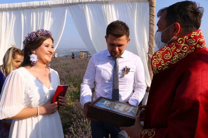 Mor tarlada evlendiler