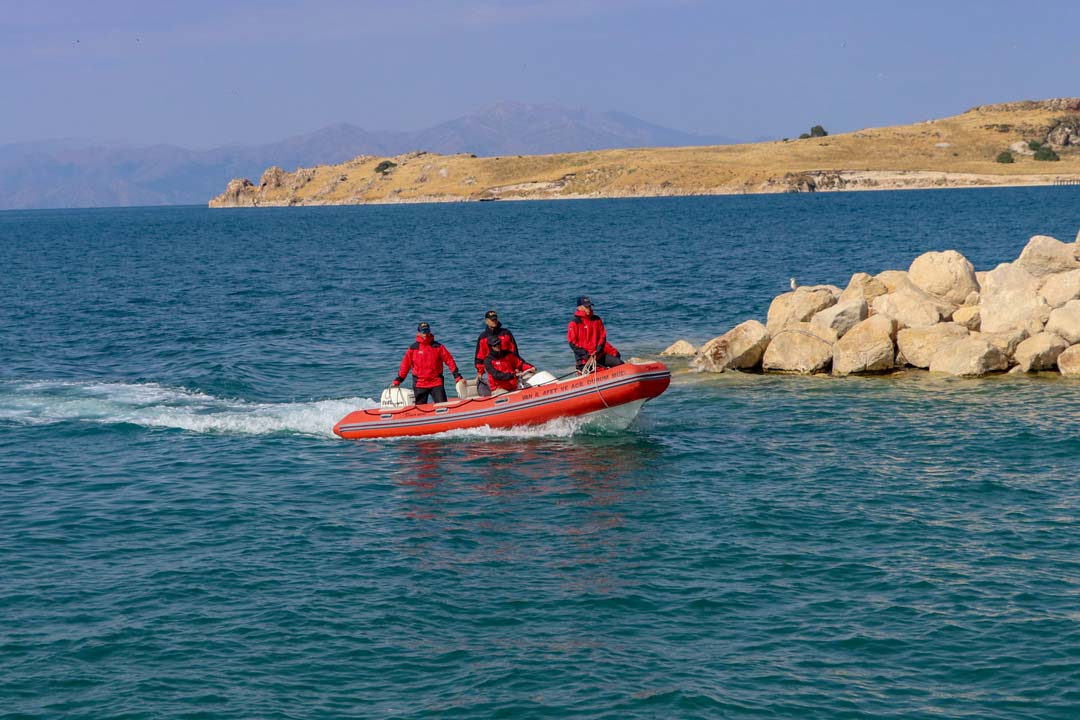 Van Gölünde batan mülteci teknesi bulundu