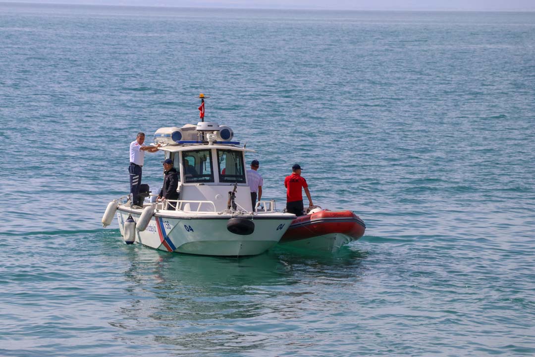 Van Gölünde batan mülteci teknesi bulundu