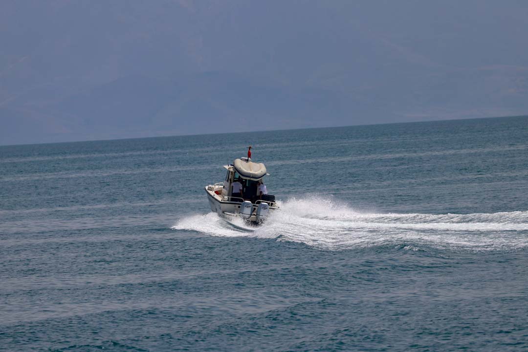 Van Gölünde batan mülteci teknesi bulundu