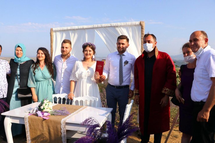 Tekirdağ'da lavanta tarlasında nikah