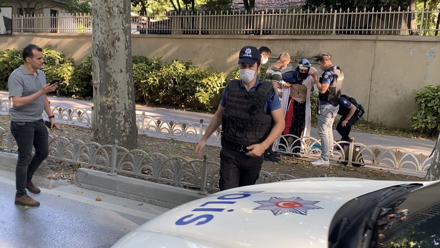 Beşiktaş'ta hareketli dakikalar! Dolmabahçe Caddesi trafiğe kapatıldı