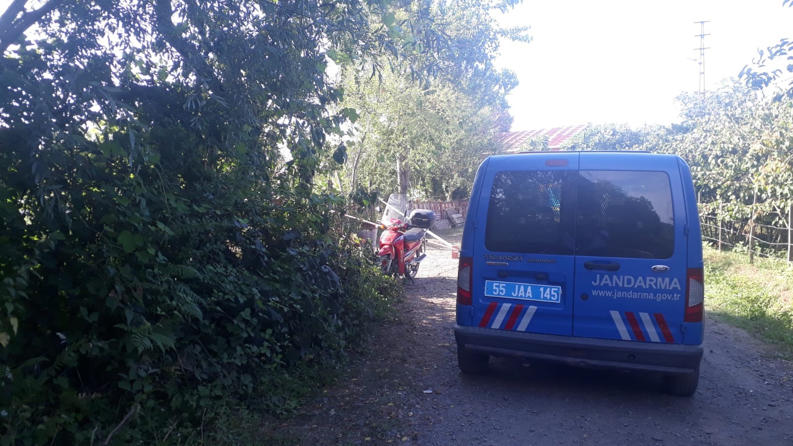 Komşusunun ateş açtığı genç, cebindeki telefon sayesinde kurtuldu!