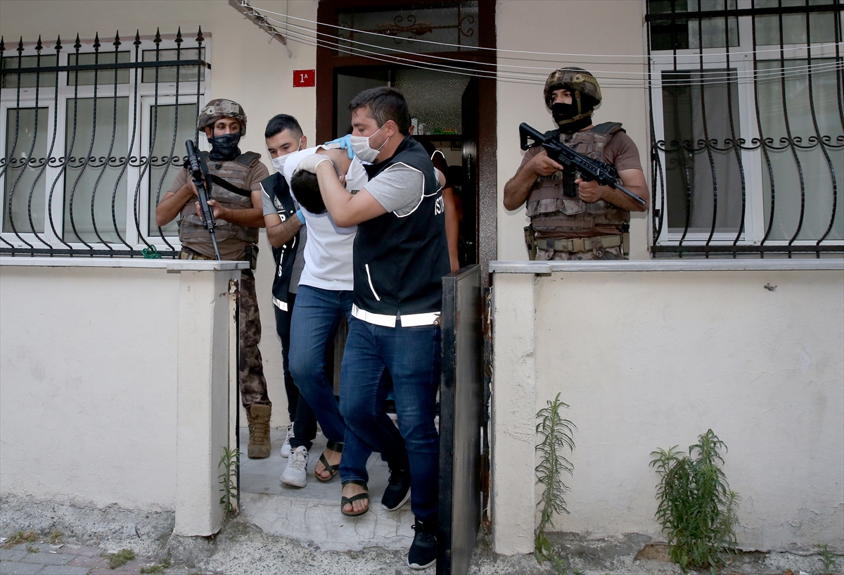 İstanbul'da zehir tacirlerine şafak operasyonu: 75 gözaltı