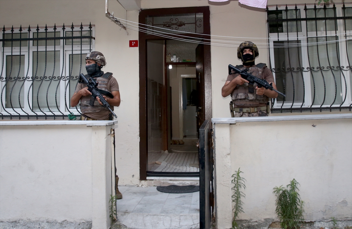 İstanbul'da zehir tacirlerine şafak operasyonu: 75 gözaltı