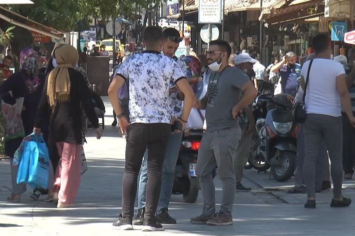 Yoğun bakımdaki hastalar arttı; çarşılardaki yoğunluk azalmadı!