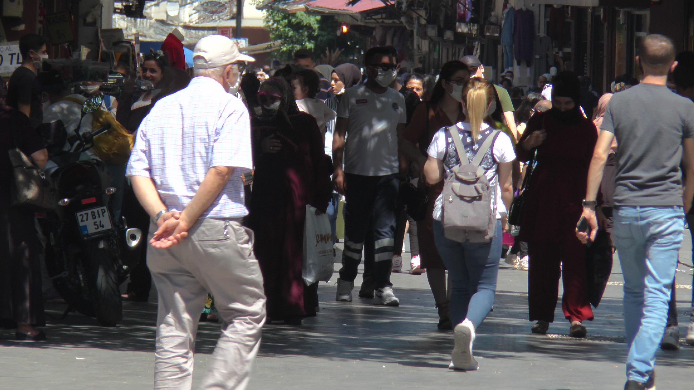 Yoğun bakımdaki hastalar arttı; çarşılardaki yoğunluk azalmadı!