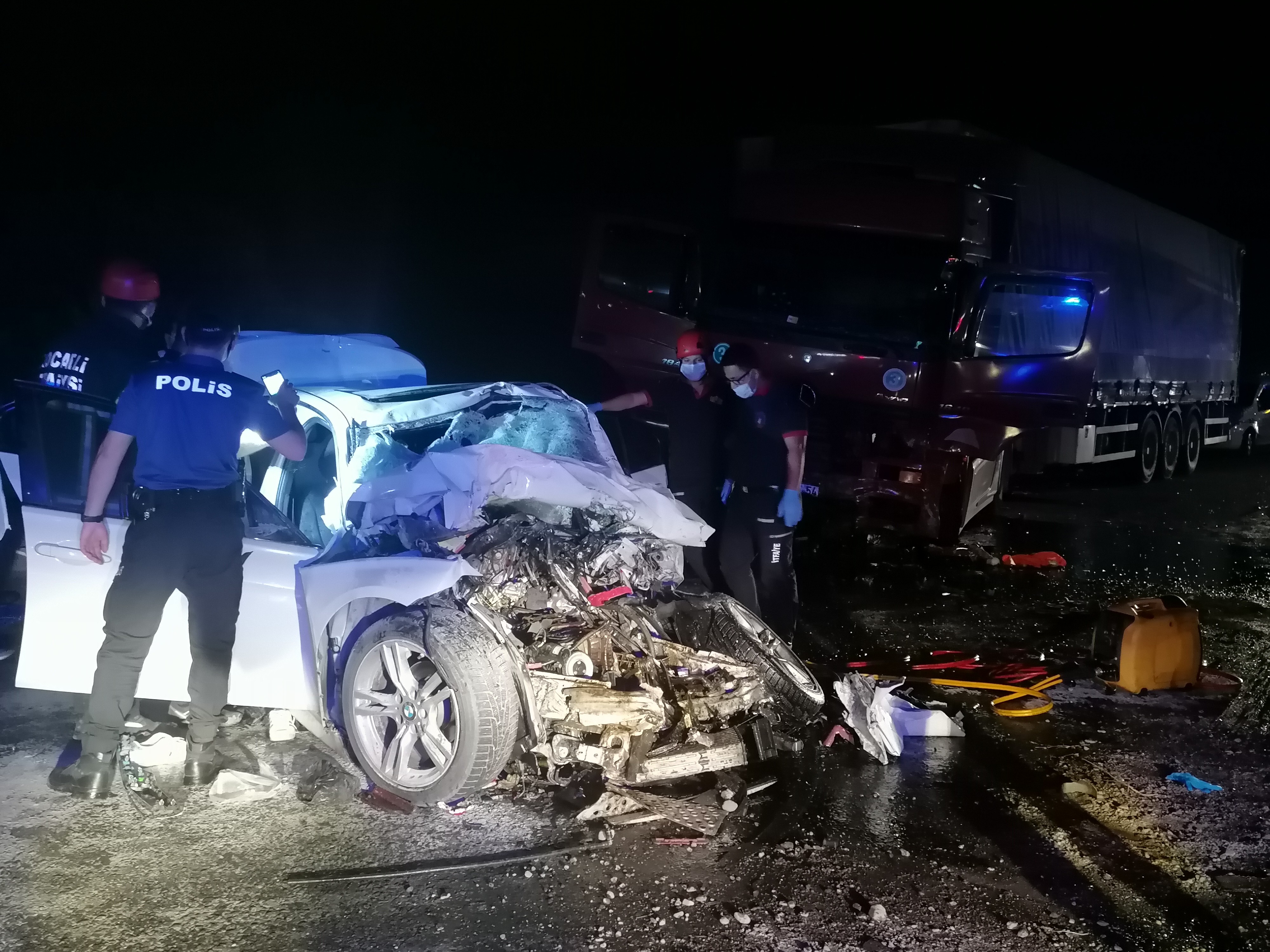 Gebze'de TIR ile otomobil kafa kafaya çarpıştı: 2 ölü