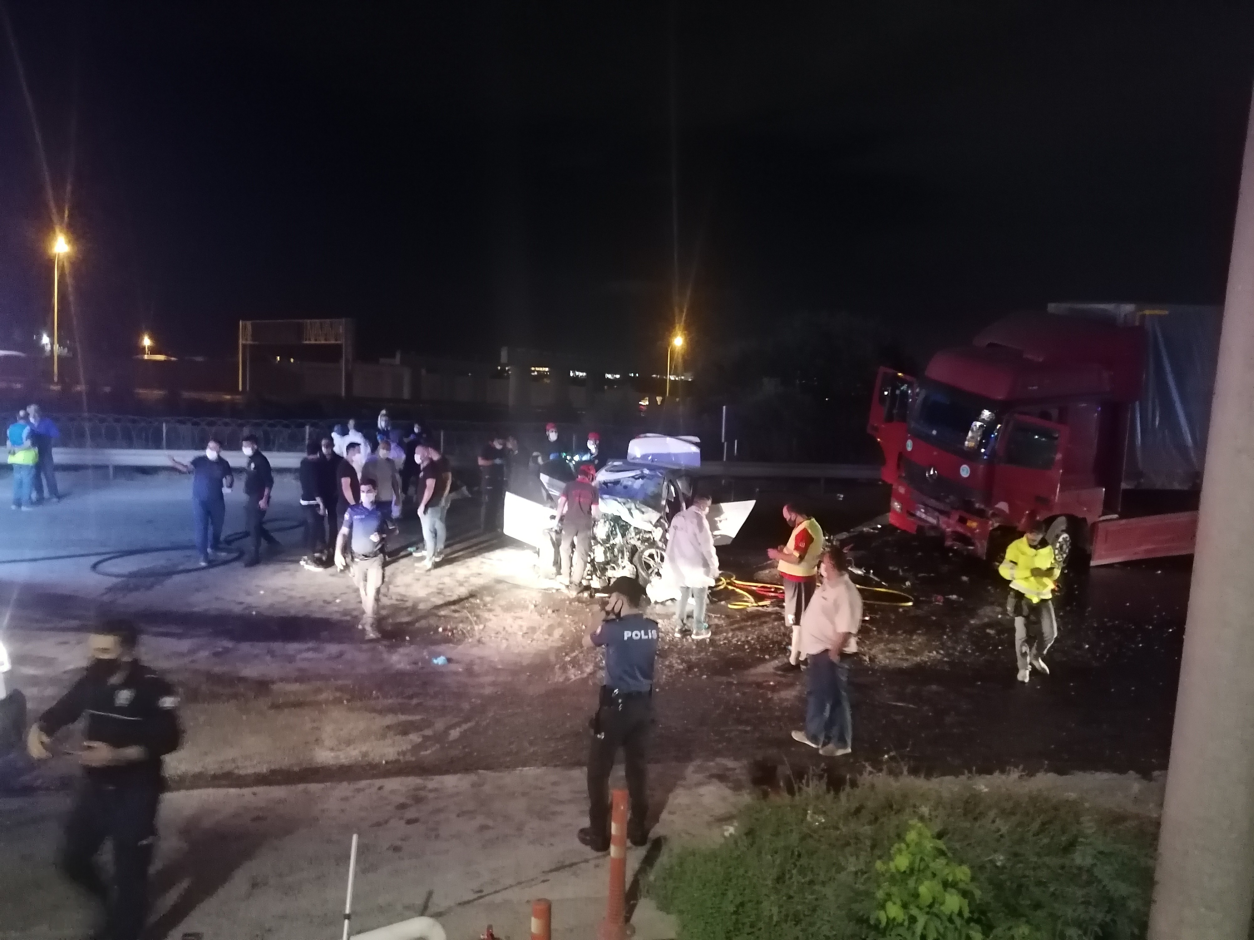 Gebze'de TIR ile otomobil kafa kafaya çarpıştı: 2 ölü