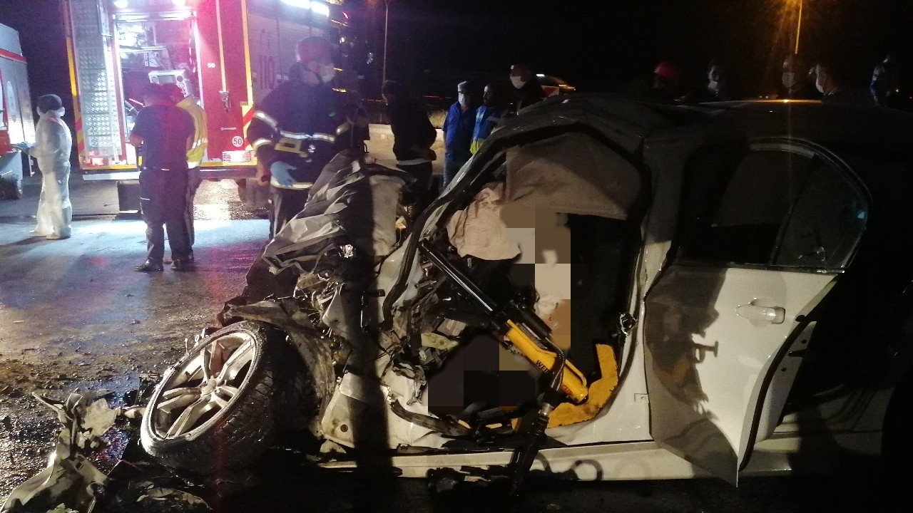 Gebze'de TIR ile otomobil kafa kafaya çarpıştı: 2 ölü