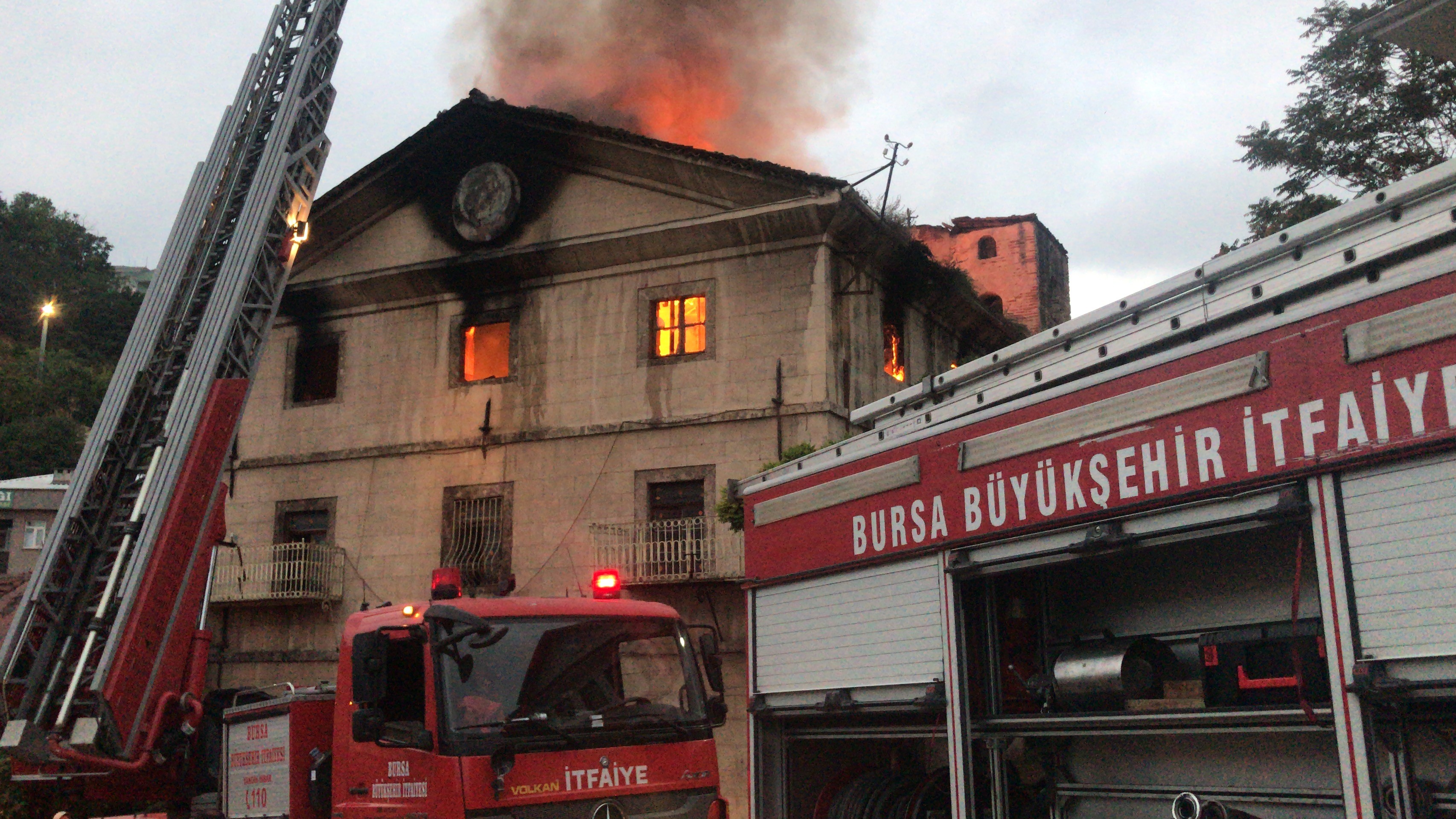 Tarihi binadaki yangın korkuttu!