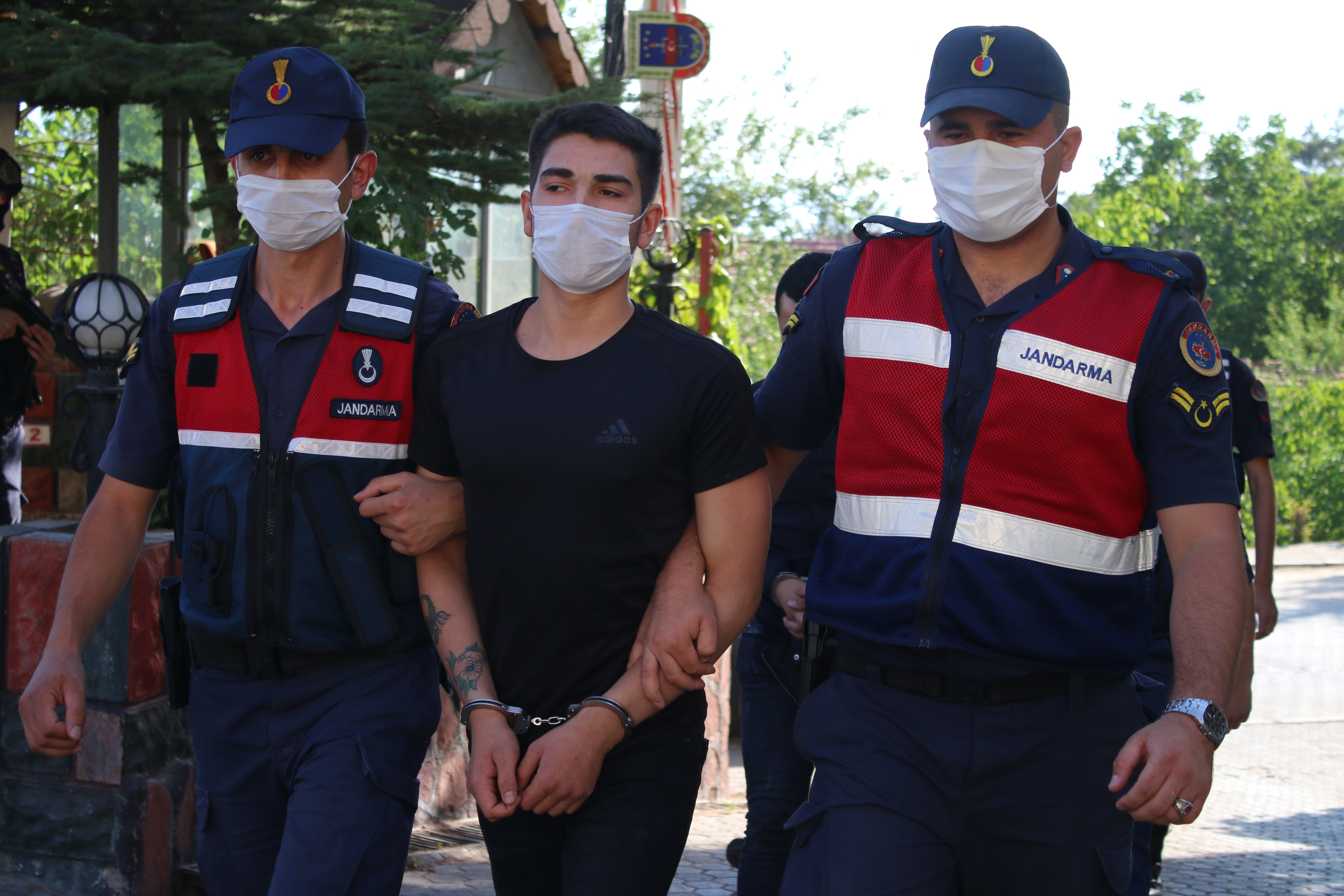 Denizli'de uyuşturucu operasyonu:20 gözaltı!