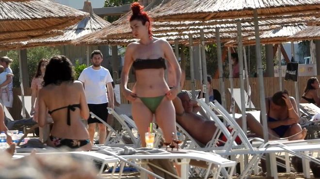 Aslıhan Güner, plajda üstsüz güneşlendi!