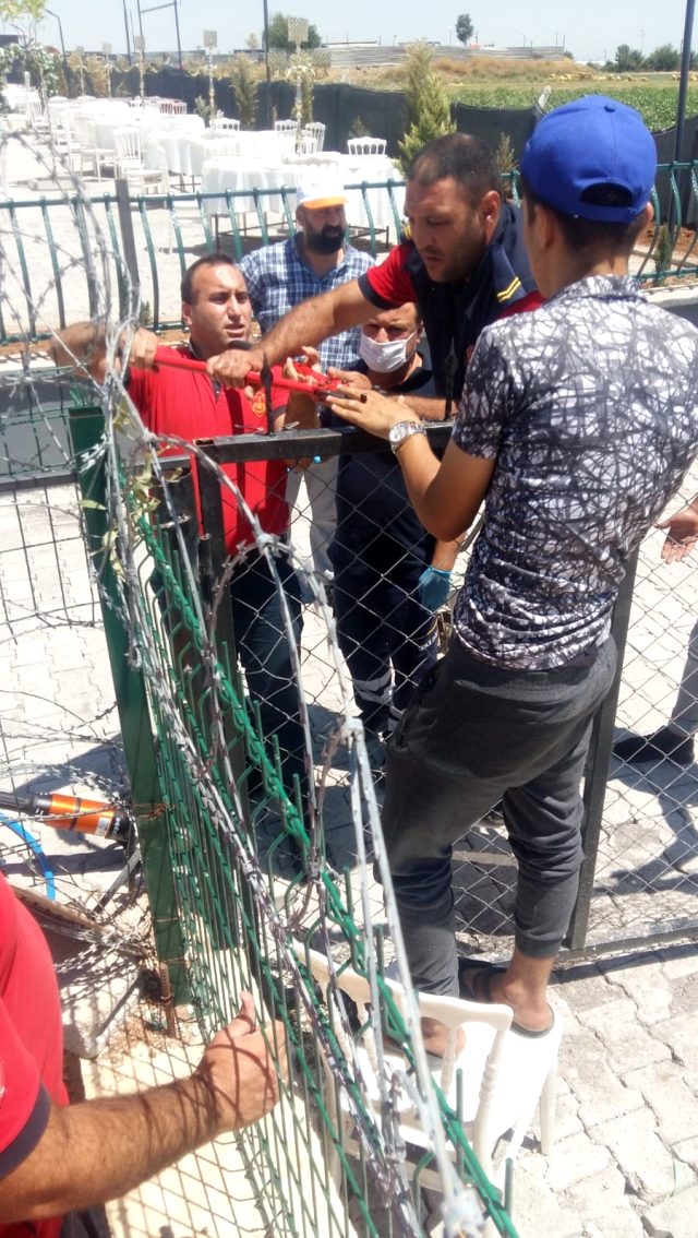 Şanlıurfa’da gencin eline ok gibi saplanan demir korkuluk itfaiye tarafından çıkartıldı