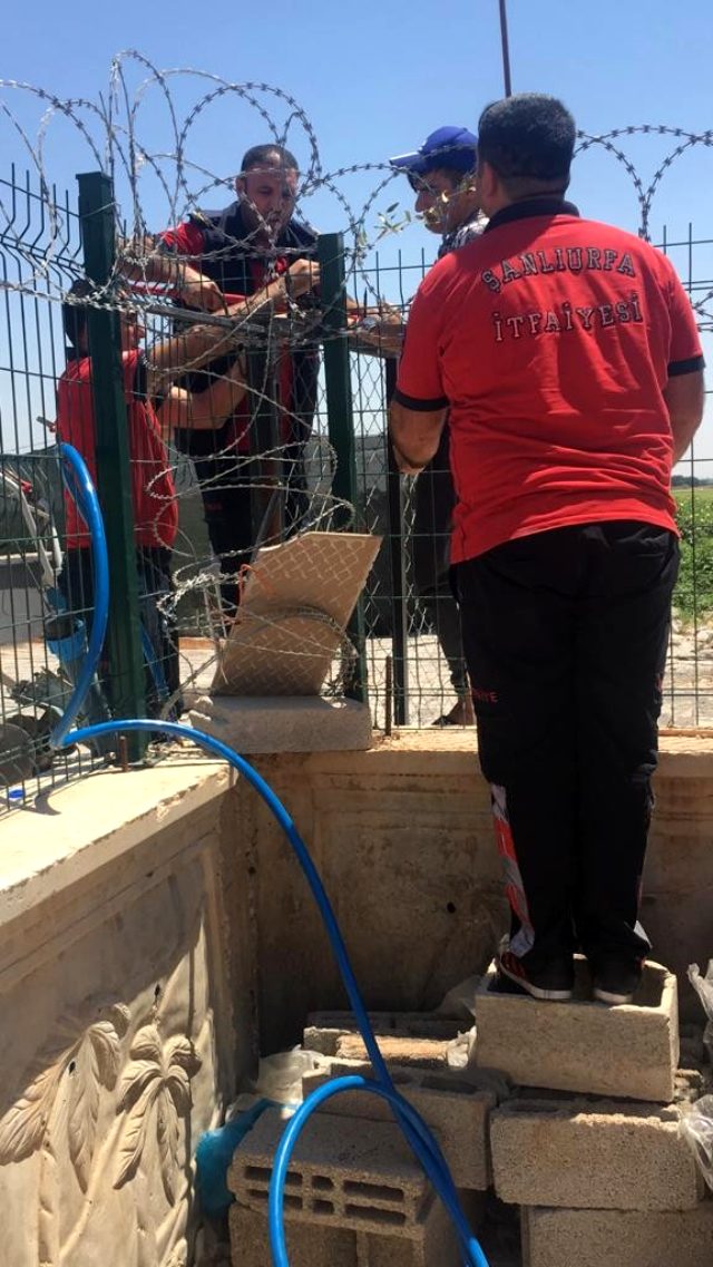 Şanlıurfa’da gencin eline ok gibi saplanan demir korkuluk itfaiye tarafından çıkartıldı