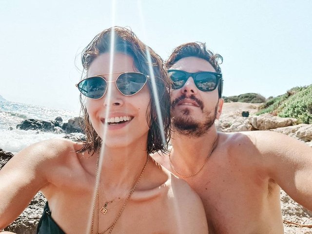 Deniz Baysal ve Barış Yurtçu'dan romantik tatil pozu